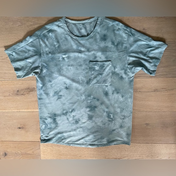Lululemon T-Shirt Mens Murky Lake Tidal Dye Relax Mesh pocket - size Large - Picture 1 of 8